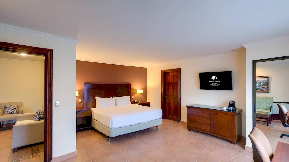 Doppelbettzimmer im DoubleTree by Hilton Hotel Cariari San Jose mit Fernseher und Schreibtisch