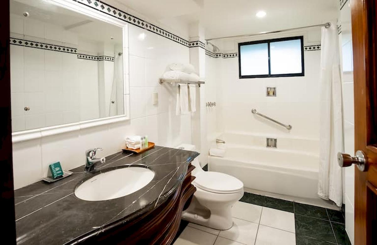 Badezimmer im DoubleTree by Hilton Hotel Cariari San Jose mit Badewanne, Toilette und Waschbecken.