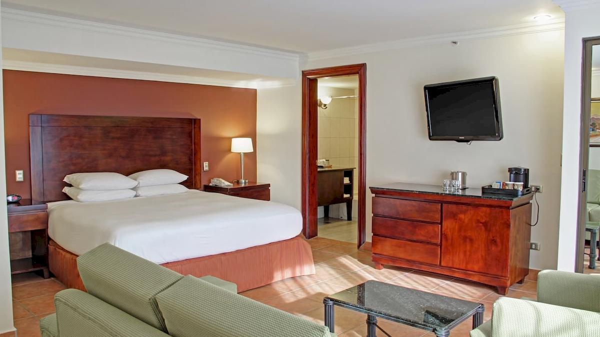 Doppelzimmer im DoubleTree by Hilton Hotel Cariari San Jose mit Bett, Fernseher und Möbeln