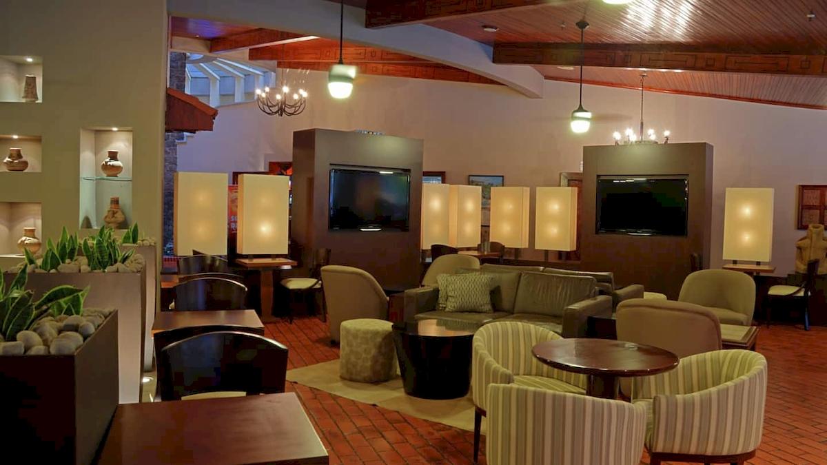 Lobby des DoubleTree by Hilton Hotel Cariari San Jose mit Möbeln und Fernsehgeräten.