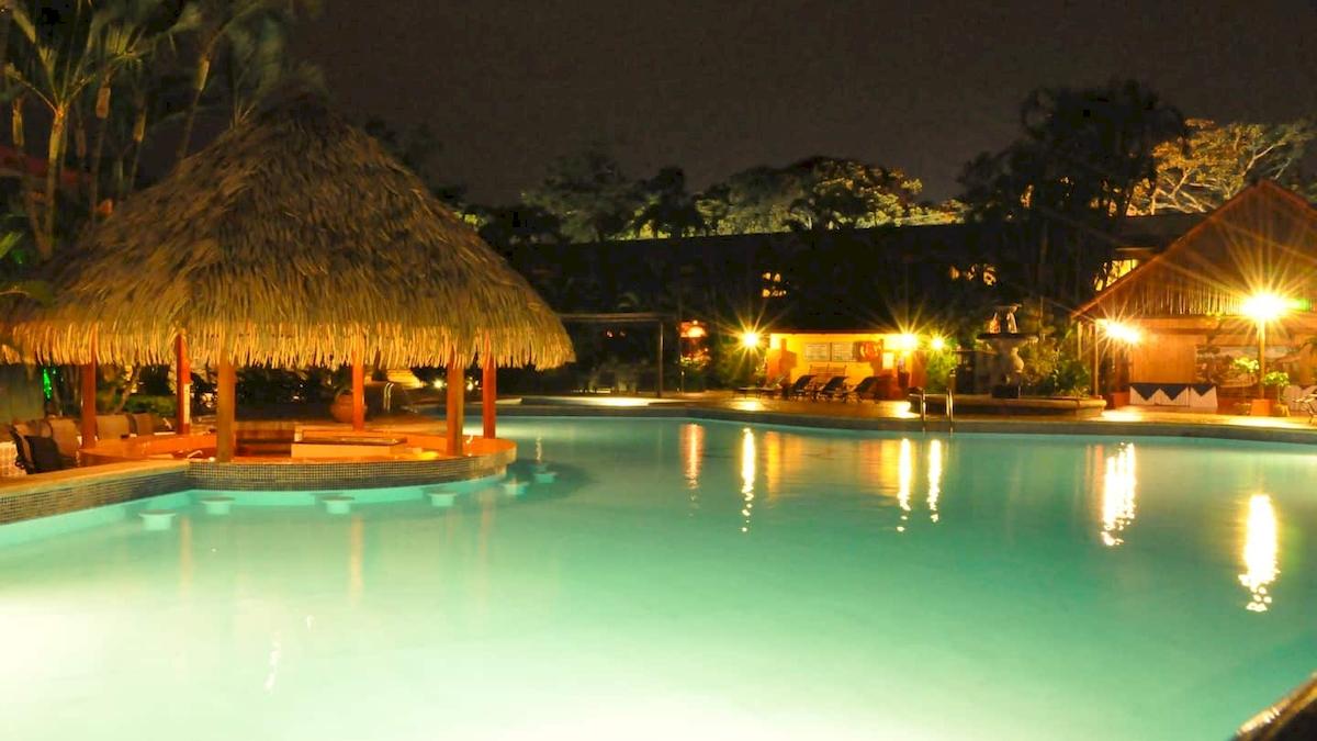 Nachtansicht des Swimmingpools des DoubleTree by Hilton Hotel Cariari San Jose