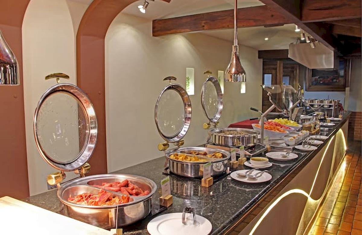 Frühstücksbuffet im DoubleTree by Hilton Hotel Cariari San Jose mit verschiedenen Speisen und Getränken.