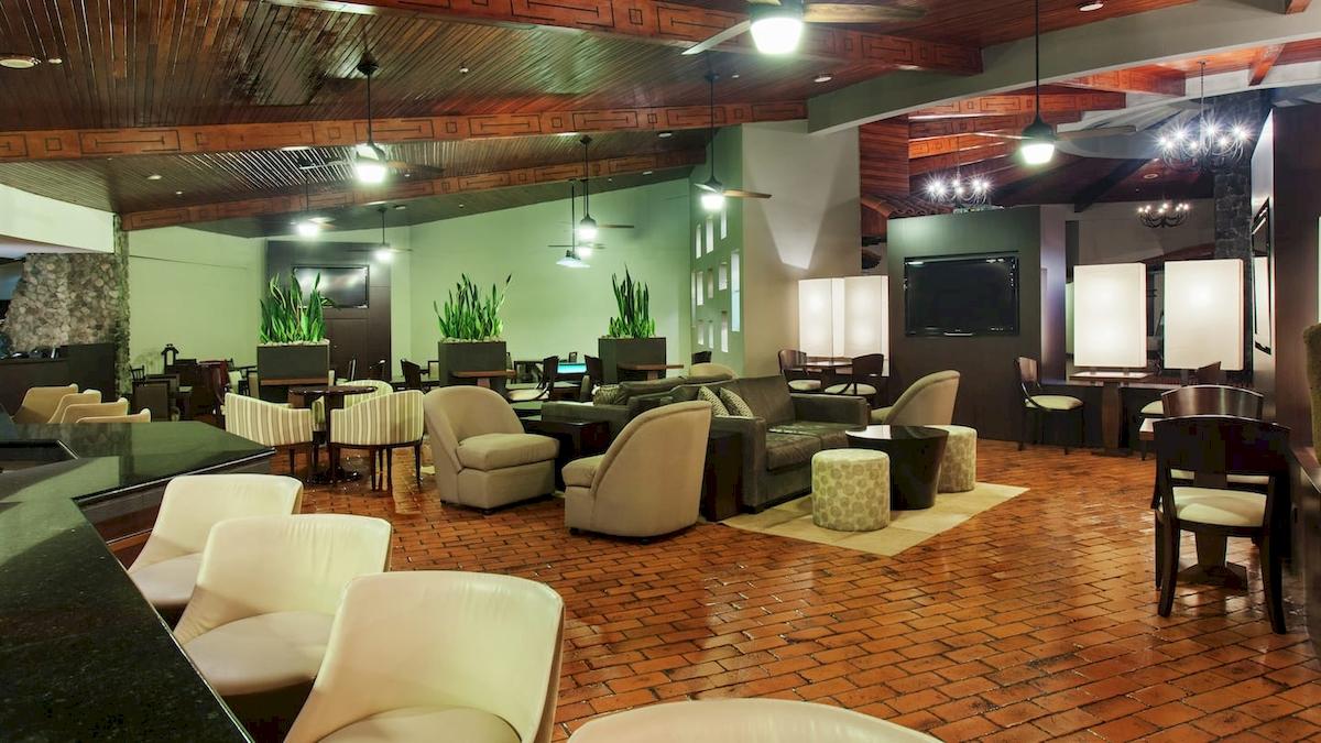 Loungebereich des DoubleTree by Hilton Hotel Cariari San Jose mit Möbeln und Pflanzen.