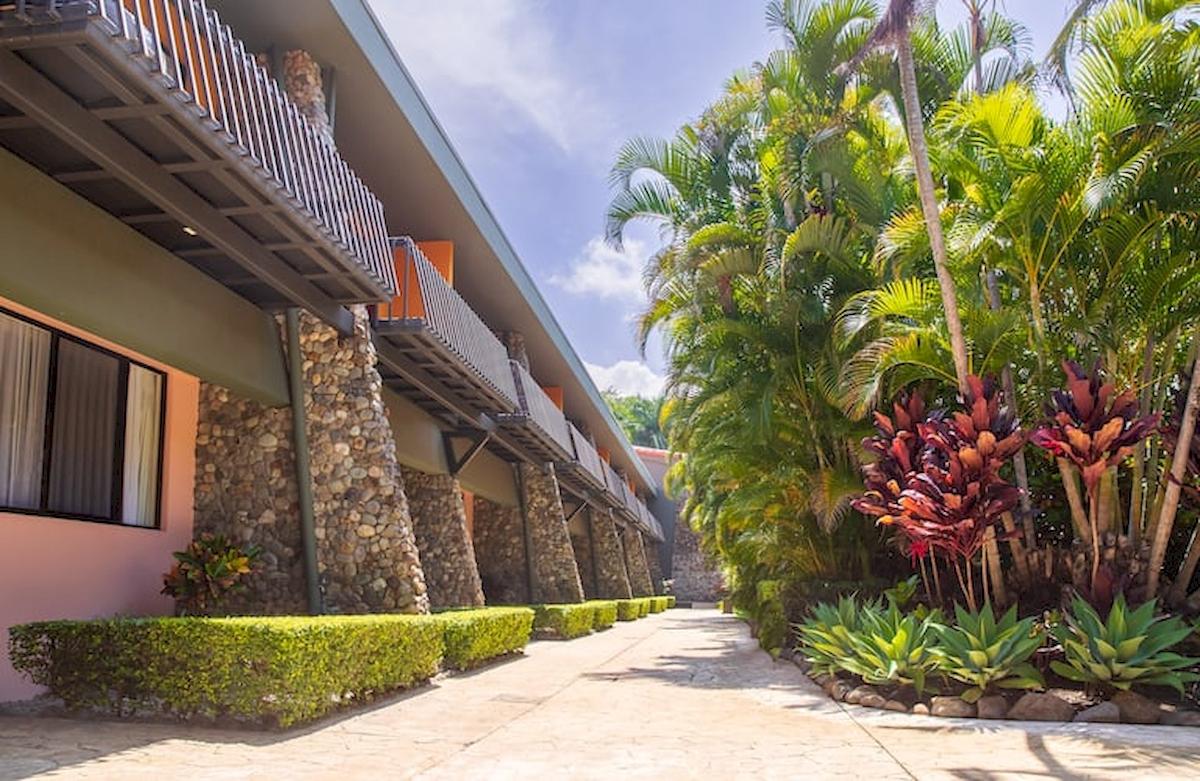 DoubleTree by Hilton Hotel Cariari San Jose in Santo Domingo mit steinerner Fassade und Balkonen.