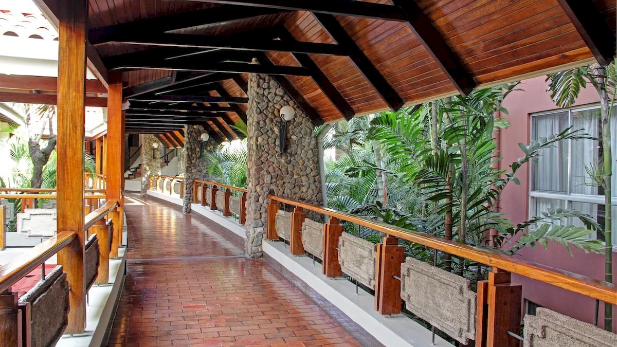 Flur des DoubleTree by Hilton Hotel Cariari San Jose mit Holzboden und Balustraden