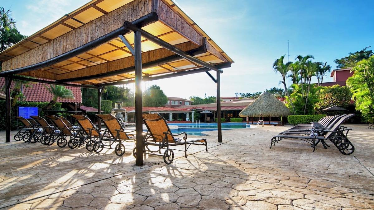 DoppelTree by Hilton Hotel Cariari San Jose mit Loungers am Pool