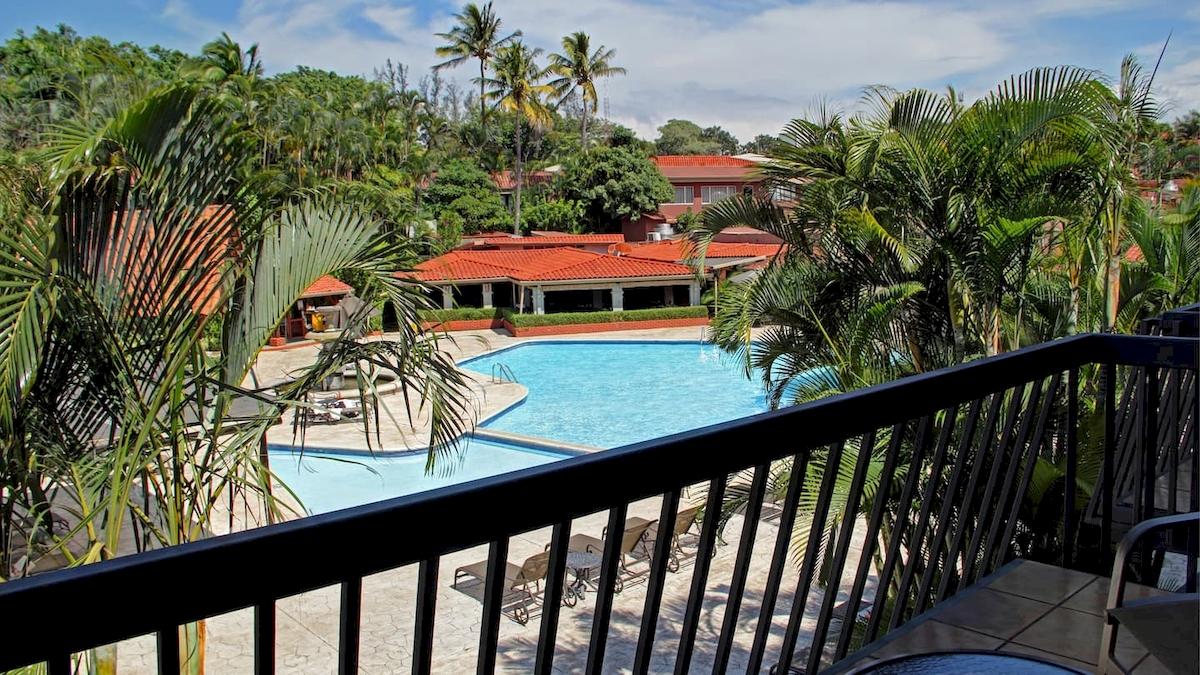 Aussicht vom Balkon des DoubleTree by Hilton Hotel Cariari San Jose auf den Swimmingpool
