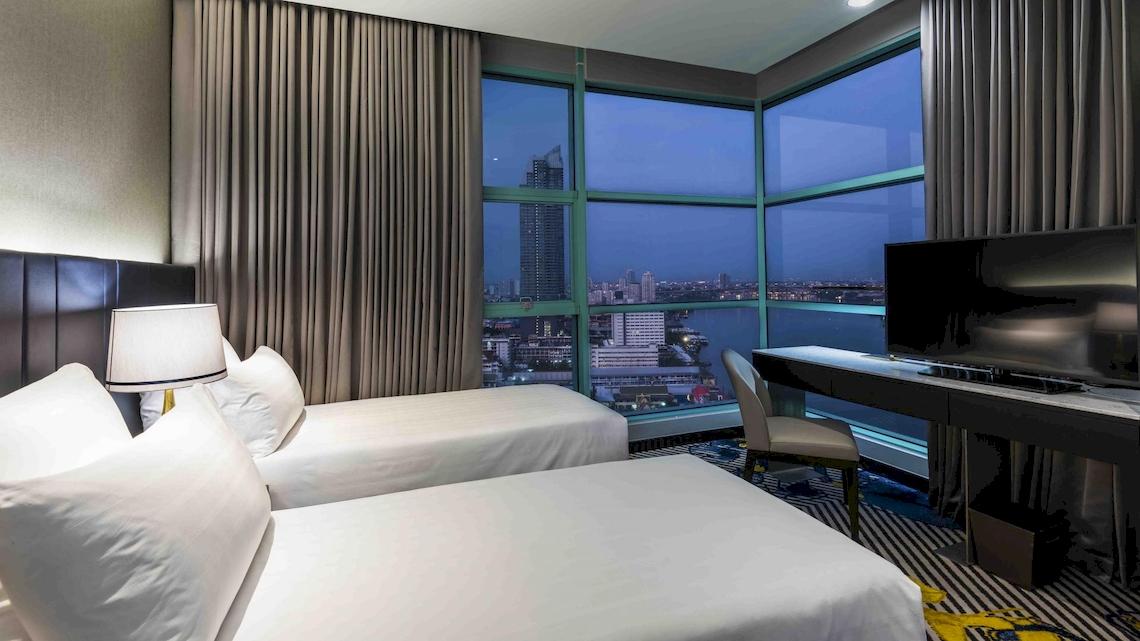 Doppelbettzimmer im Chatrium Hotel Riverside Bangkok mit Blick auf die Stadt