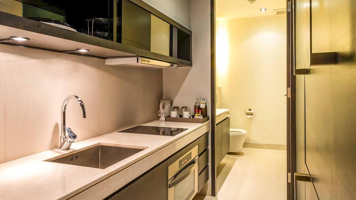 Eine Suite Küche im Chatrium Hotel Riverside Bangkok mit moderner Ausstattung.