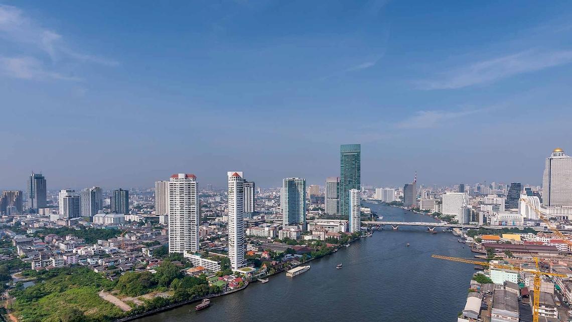 Luftaufnahme der Skyline von Bangkok mit dem Chatrium Hotel Riverside