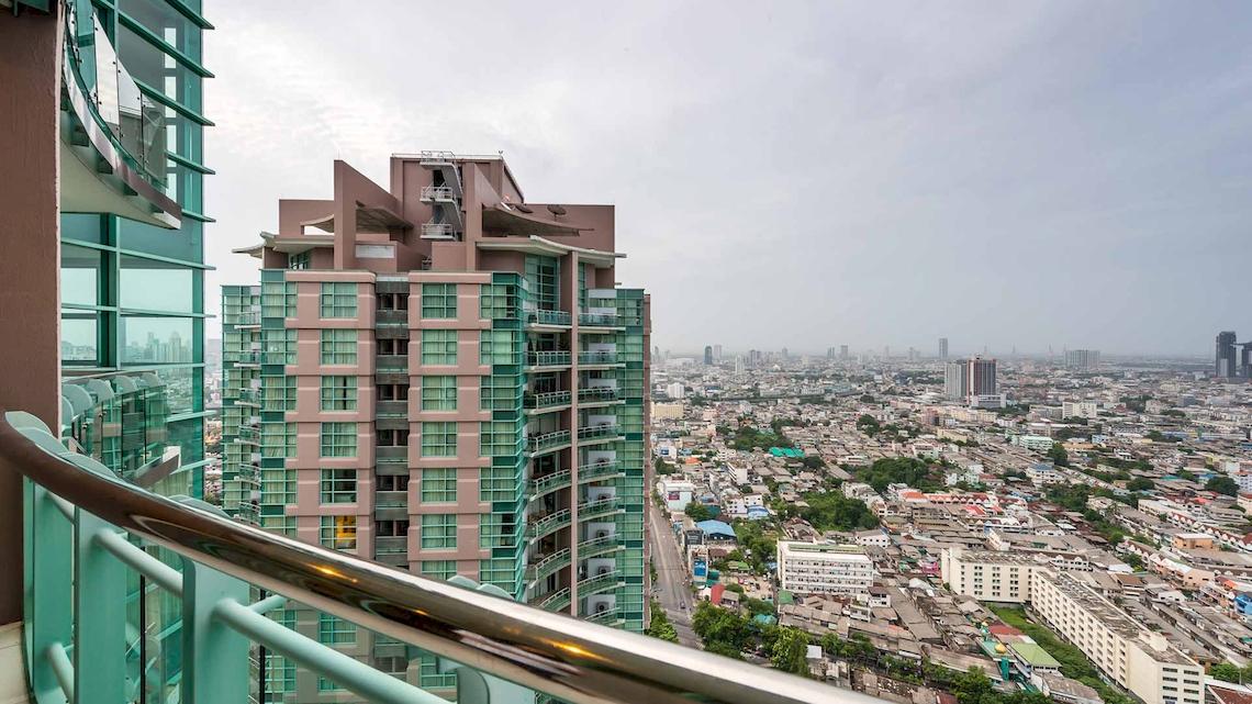 Aussicht von der Dachterrasse des Chatrium Hotel Riverside Bangkok auf die Stadt.
