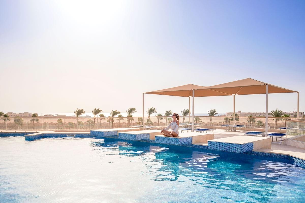 Frau sitzt am Pool des Pickalbatros Aqua Vista Resorts