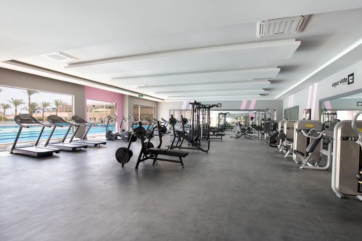 Fitnesscenter im Pickalbatros Aqua Vista Resort mit Laufbändern und Kraftgeräten.