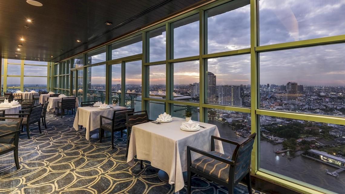 Innenraum des Chatrium Hotel Riverside Bangkok mit Blick auf die Stadt.
