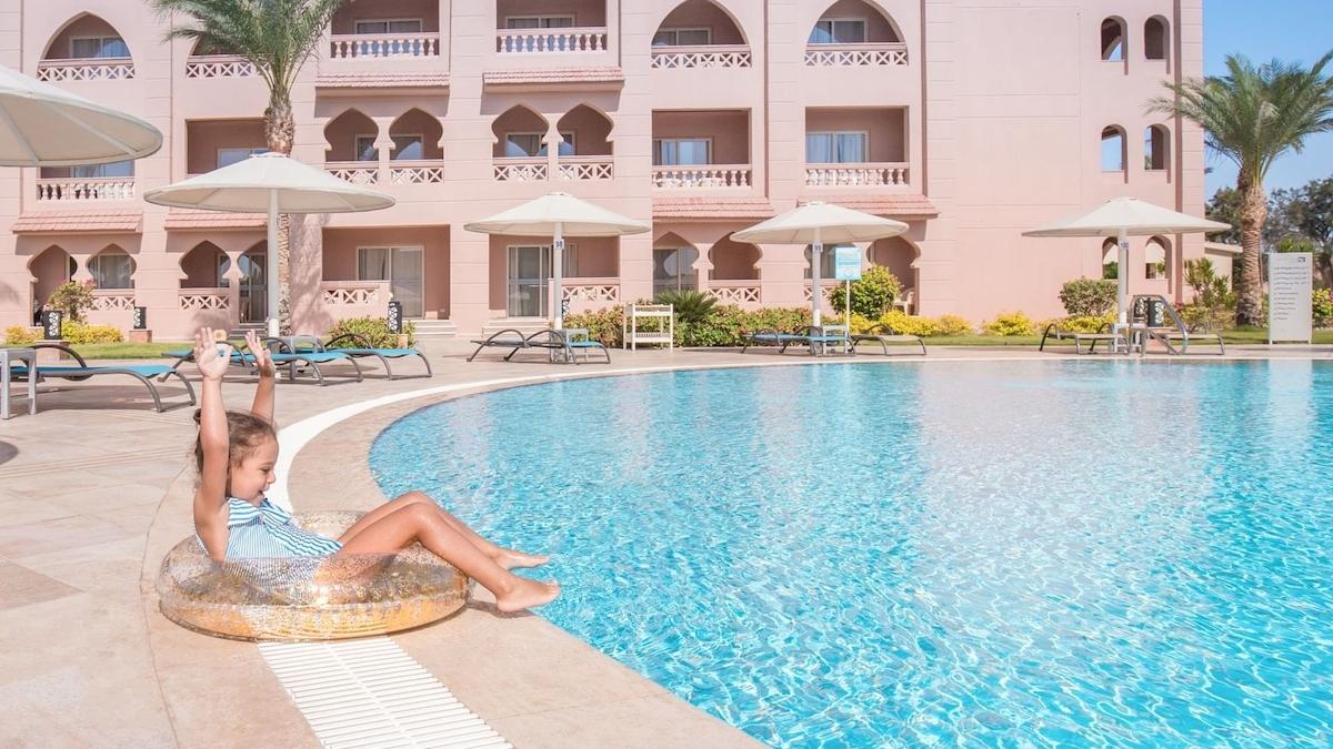 Mädchen im schwimmreifen im pool vor dem pickalbatros aqua vista resort