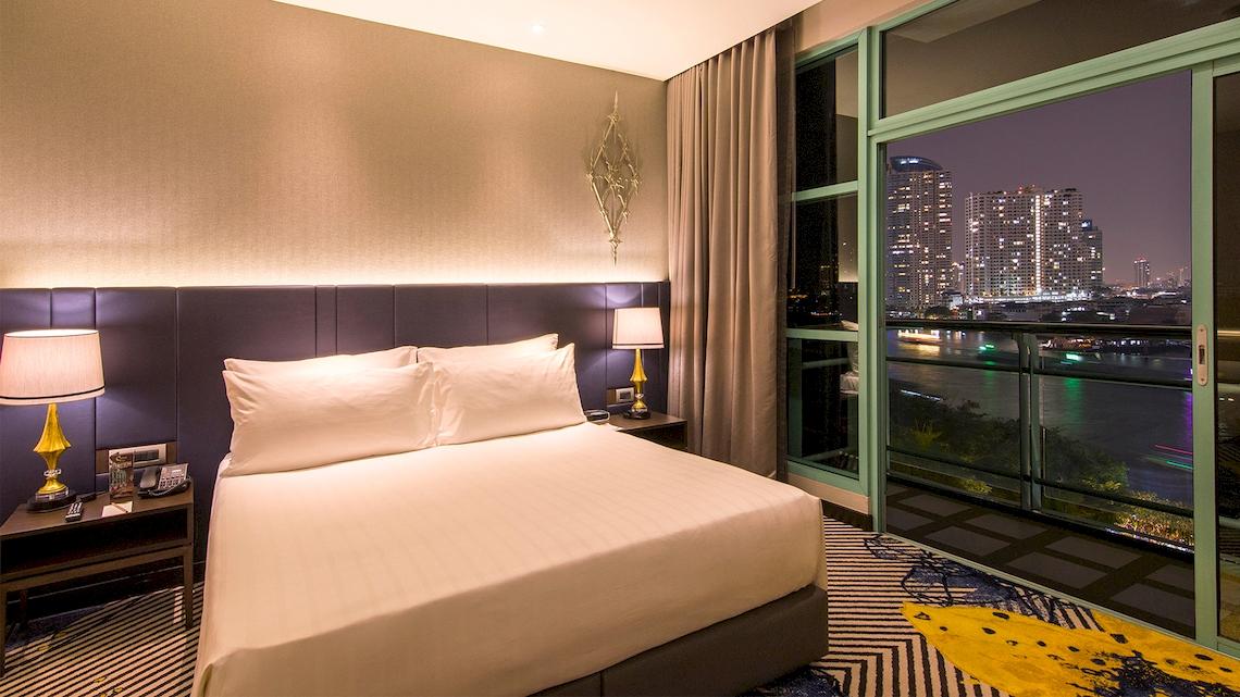 Zimmer im Chatrium Hotel Riverside Bangkok mit Blick auf die Stadt