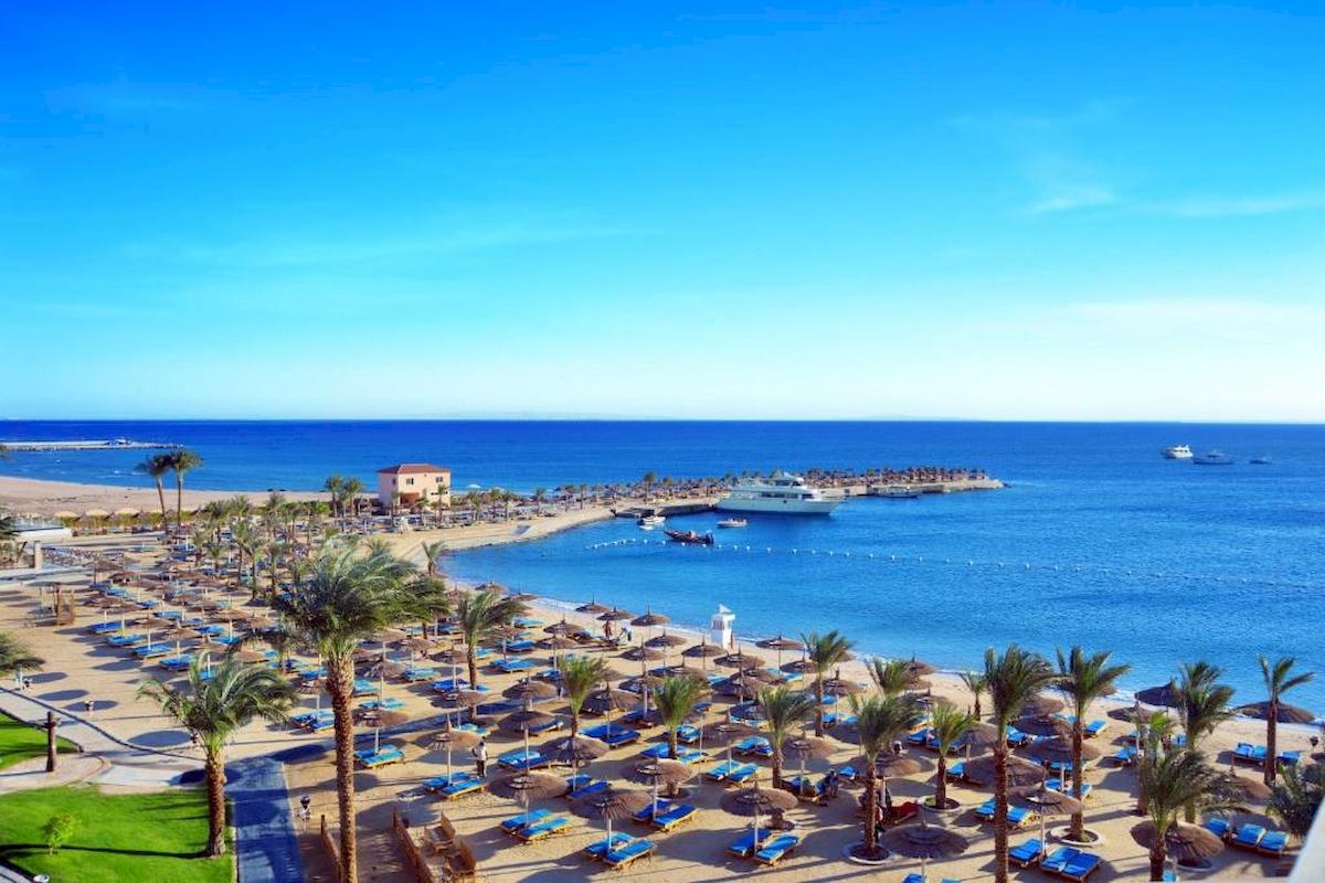 Luftaufnahme des Pickalbatros Aqua Vista Resorts mit Strand, Palmen und blauem Wasser