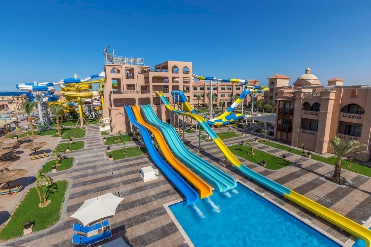 Luftbild des Pickalbatros Aqua Vista Resorts mit mehreren Wasserrutschen und einem Pool.