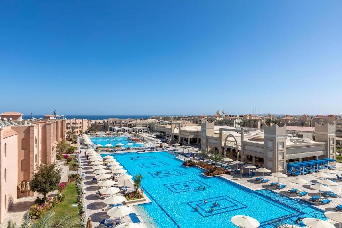Luftaufnahme des Pickalbatros Aqua Vista Resorts mit mehreren Schwimmbecken und Sonnenliegen.