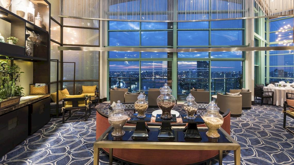 Lobby des Chatrium Hotel Riverside Bangkok mit Blick auf die Stadt