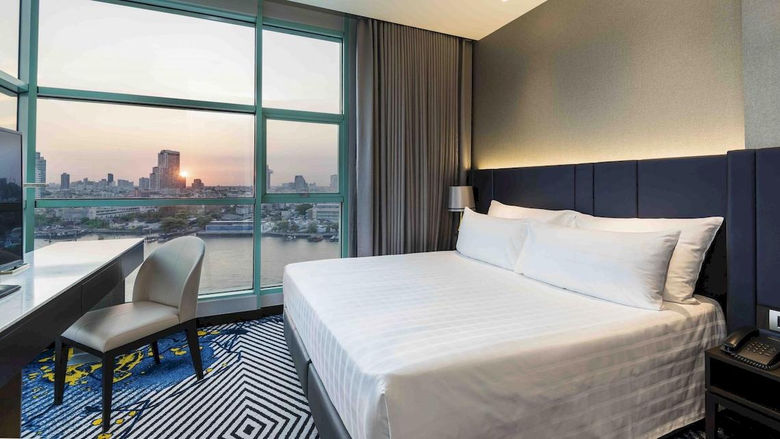 Blick aus dem Zimmer des Chatrium Hotel Riverside Bangkok auf die Stadt.