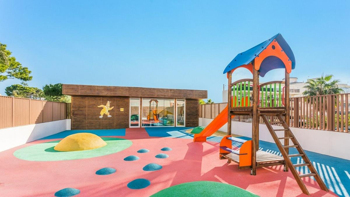Kinderspielplatz im Iberostar Cristina Hotel mit Rutsche und Klettergerüst
