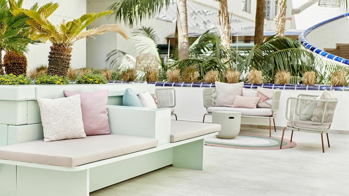 Loungebereich des Iberostar Cristina Hotels mit Möbeln und Pflanzen.