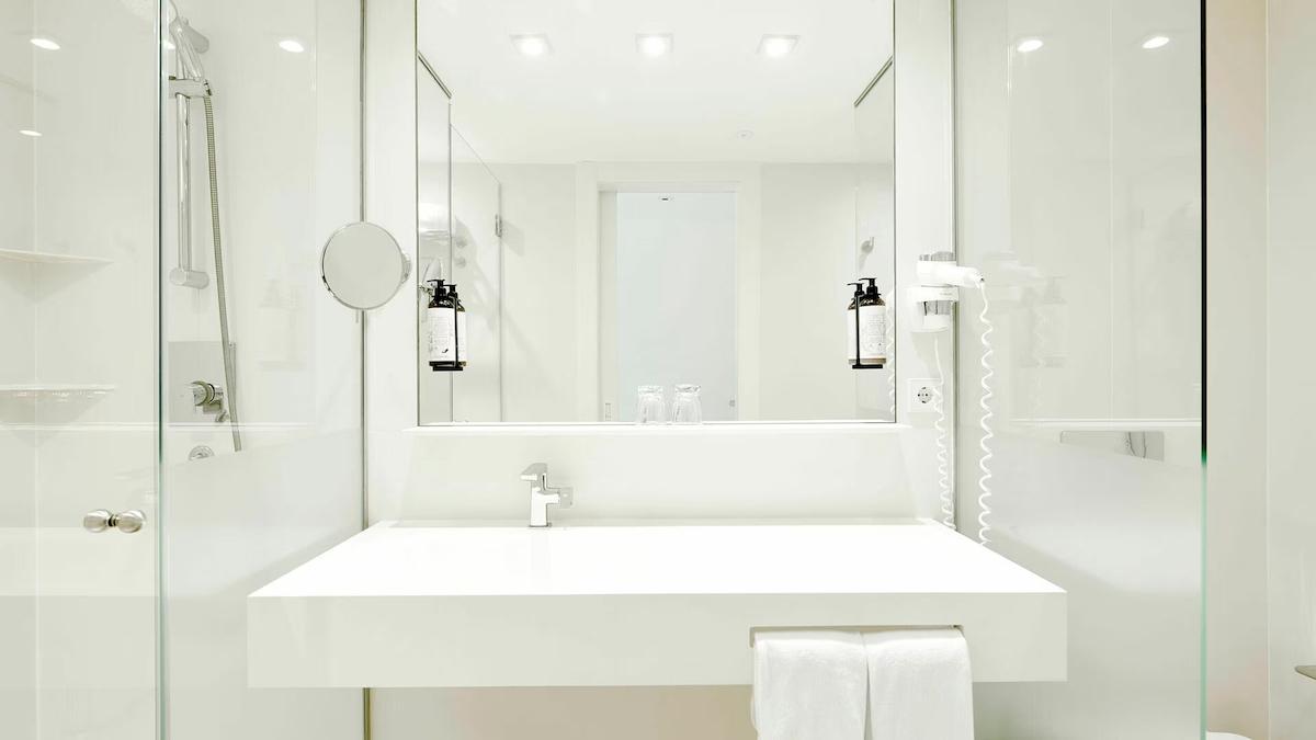 Badezimmer im Iberostar Cristina Hotel mit moderner Ausstattung.