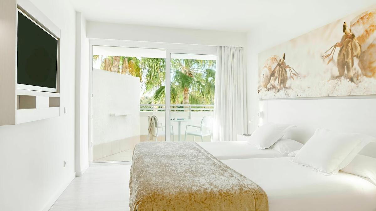 Doppelzimmer im Hotel Iberostar Cristina mit Balkon und Meerblick