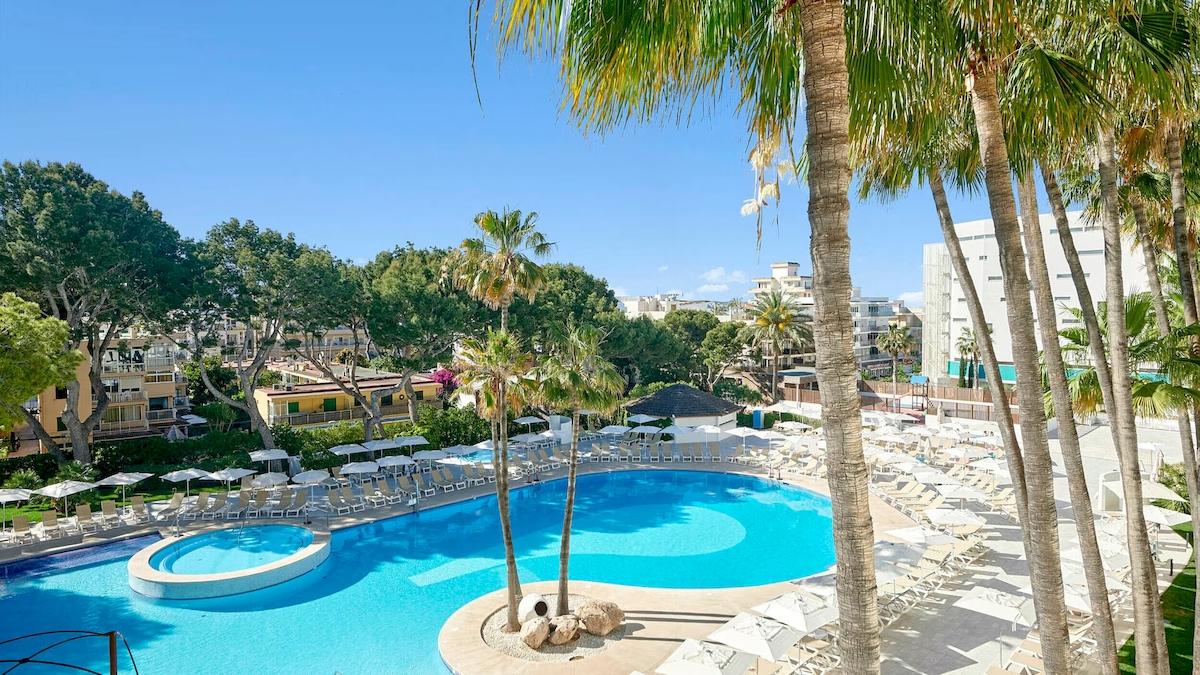 Außenpool mit Liegestühlen und Sonnenschirmen im Iberostar Cristina Hotel.
