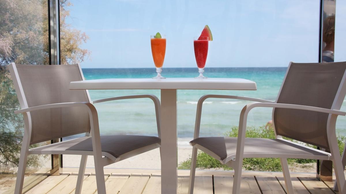 Terrasse mit Getränken am Strand des Iberostar Playa de Muro Hotels