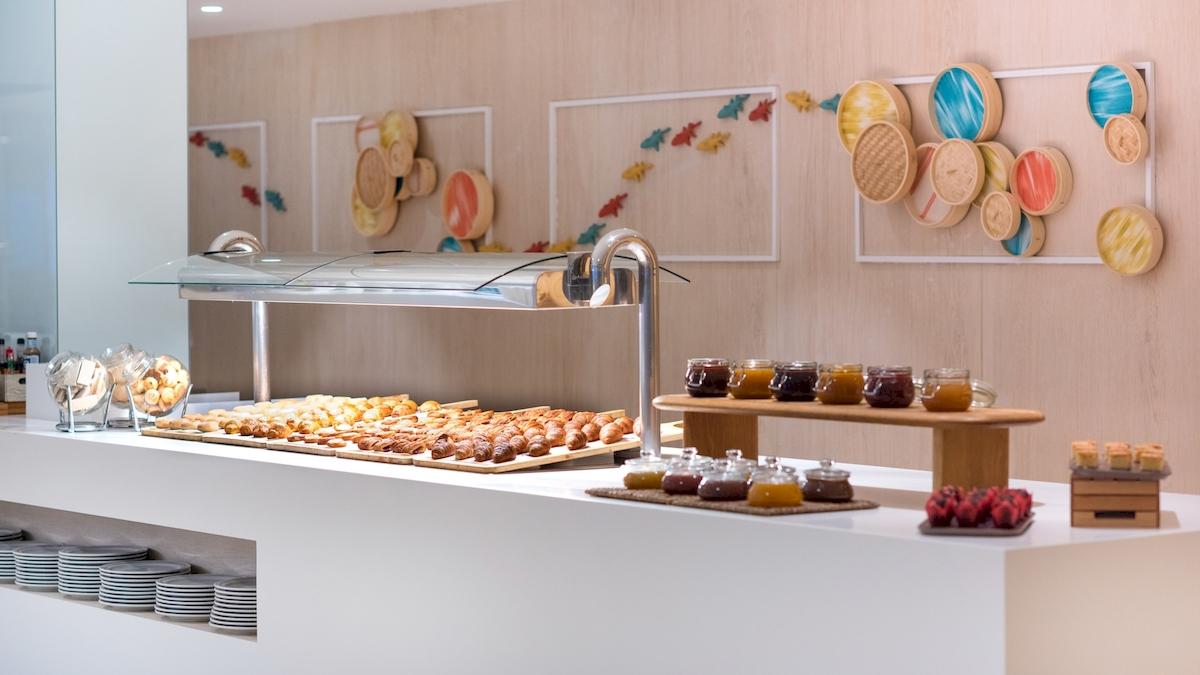 Frühstücksbuffet im Iberostar Playa de Muro Hotel mit Gebäck und Marmeladen