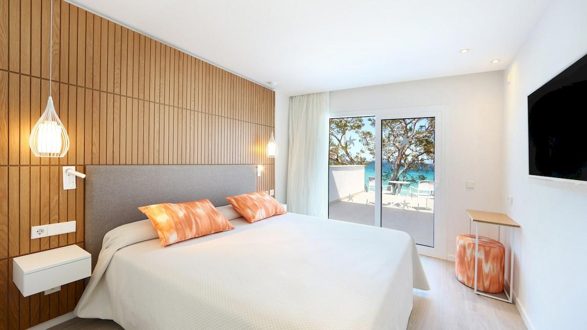 Schlafzimmer im Iberostar Playa de Muro Hotel mit Blick auf das Meer.