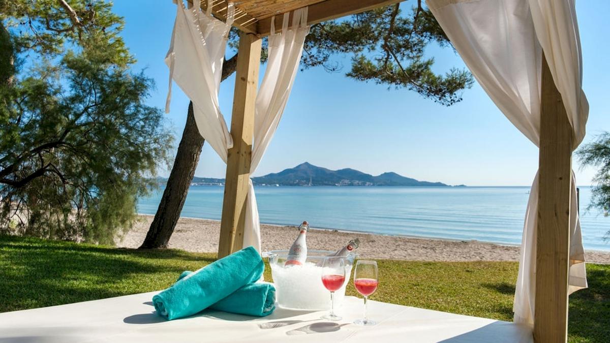 Außenbereich des Iberostar Playa de Muro Hotels mit Blick auf den Strand und das Meer.