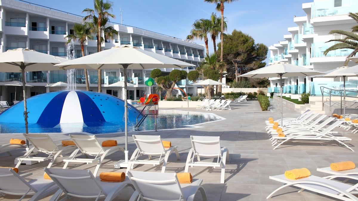 Poolbereich des Iberostar Playa de Muro Hotels mit Sonnenschirmen und Liegen