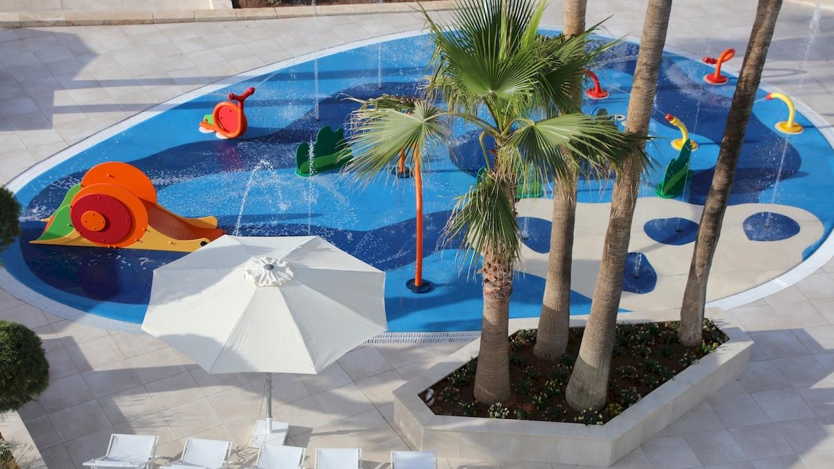 Kinderpool im Iberostar Playa de Muro Hotel mit bunten Wasserspielfiguren.