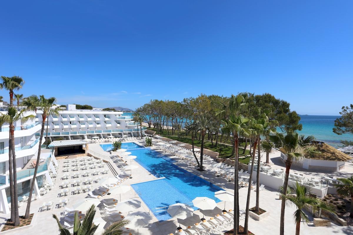 Luftaufnahme des Iberostar Playa de Muro Hotels mit Pool und Strand
