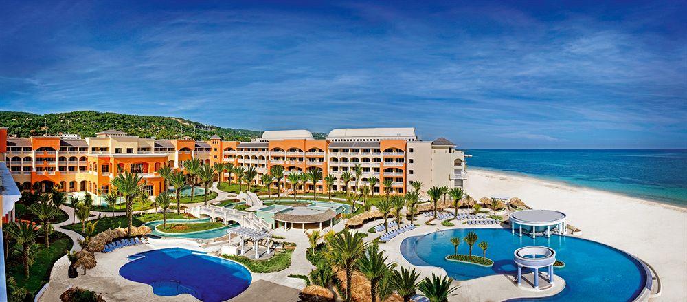 Luftaufnahme des Iberostar Selection Rose Hall Suites Hotels mit mehreren Pools und Strand