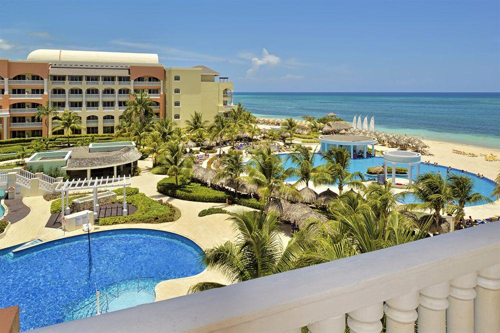 Aussicht auf das Iberostar Selection Rose Hall Suites Resort mit Pools und Strand