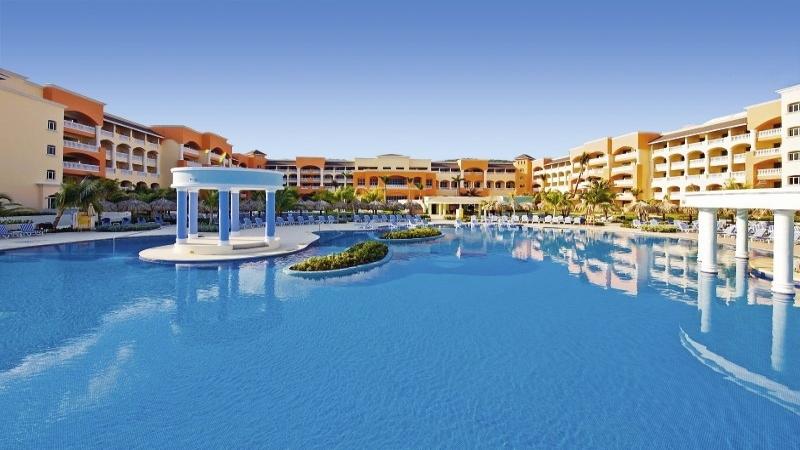 Außenpool des Iberostar Selection Rose Hall Suites Hotels mit Loungestühlen und Pavillon