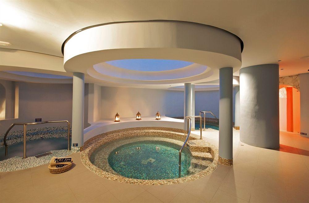 Spa-Bereich im Iberostar Selection Rose Hall Suites Hotel mit einem großen Whirlpool und einem kleineren Becken.