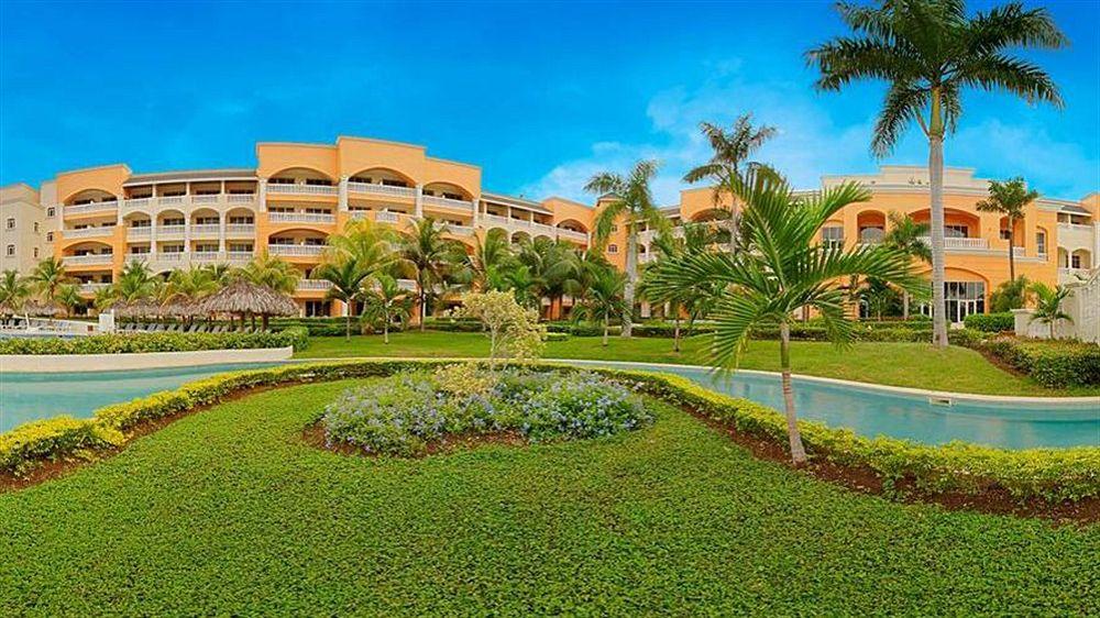 Iberostar Selection Rose Hall Suites Hotel mit Swimmingpool und Palmen