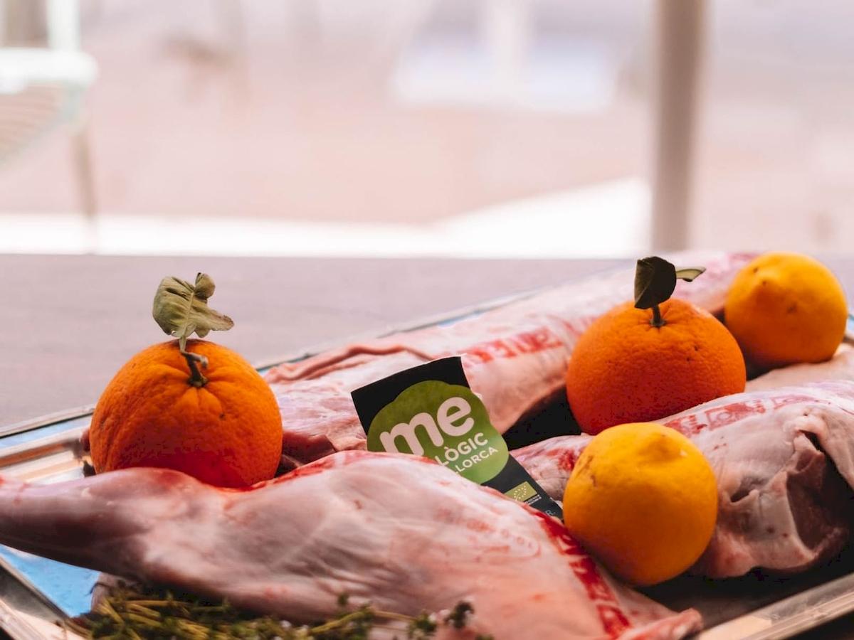 Fleischstücke und Orangen auf einem Tablett im Aimia Hotel.