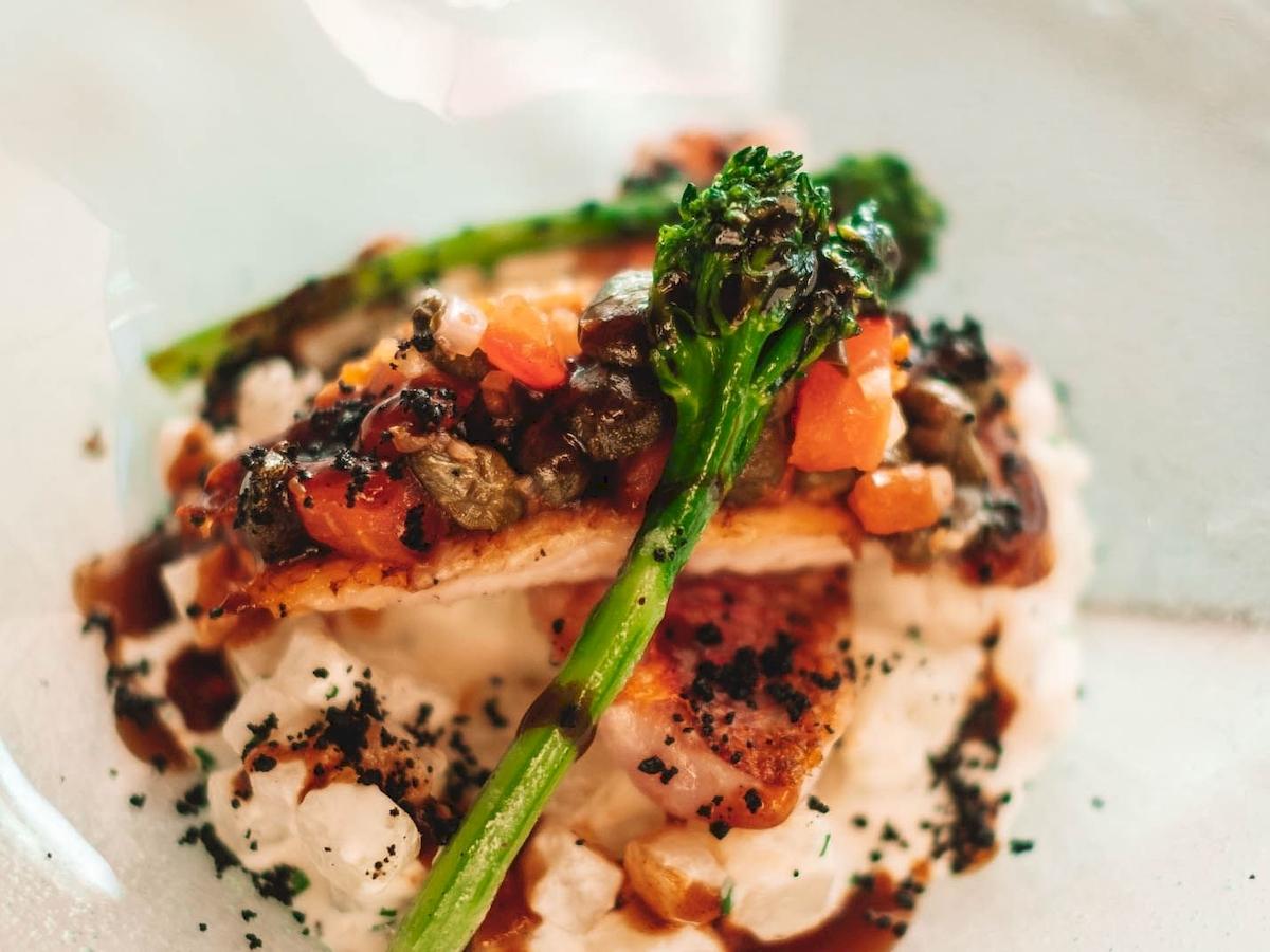 Gebratener Lachs mit Gemüse auf Reis im Aimia Hotel