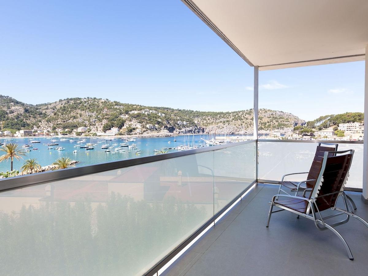 Blick vom Balkon des Aimia Hotels auf einen Hafen und das Meer mit vielen Booten