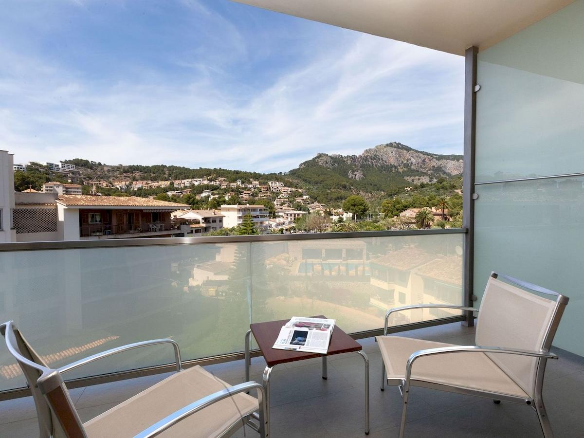 Blick vom Balkon des Aimia Hotels mit Aussicht auf die Stadt und Berge
