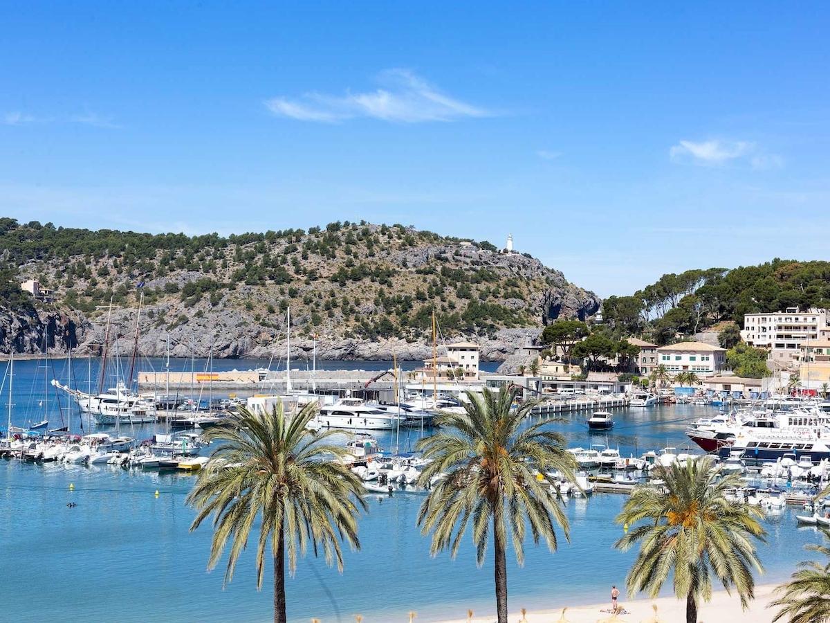 Marina des Aimia Hotels mit vielen Booten, Palmen und Gebäuden im Hintergrund.