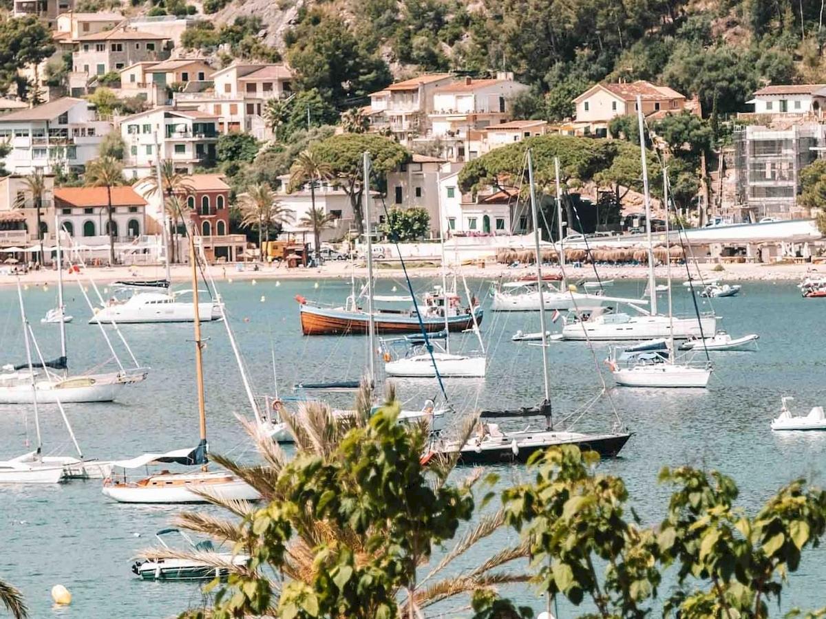 Foto des Aimia Hotels mit Blick auf einen Hafen voller geparkter Boote und Häusern im Hintergrund.
