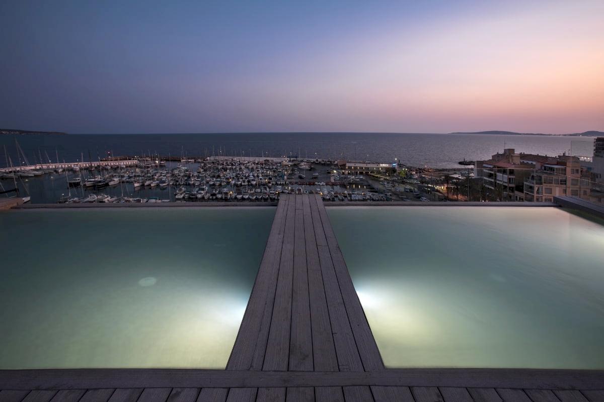 Aussicht auf den Hafen vom Nautic Hotel & Spa bei Sonnenuntergang.