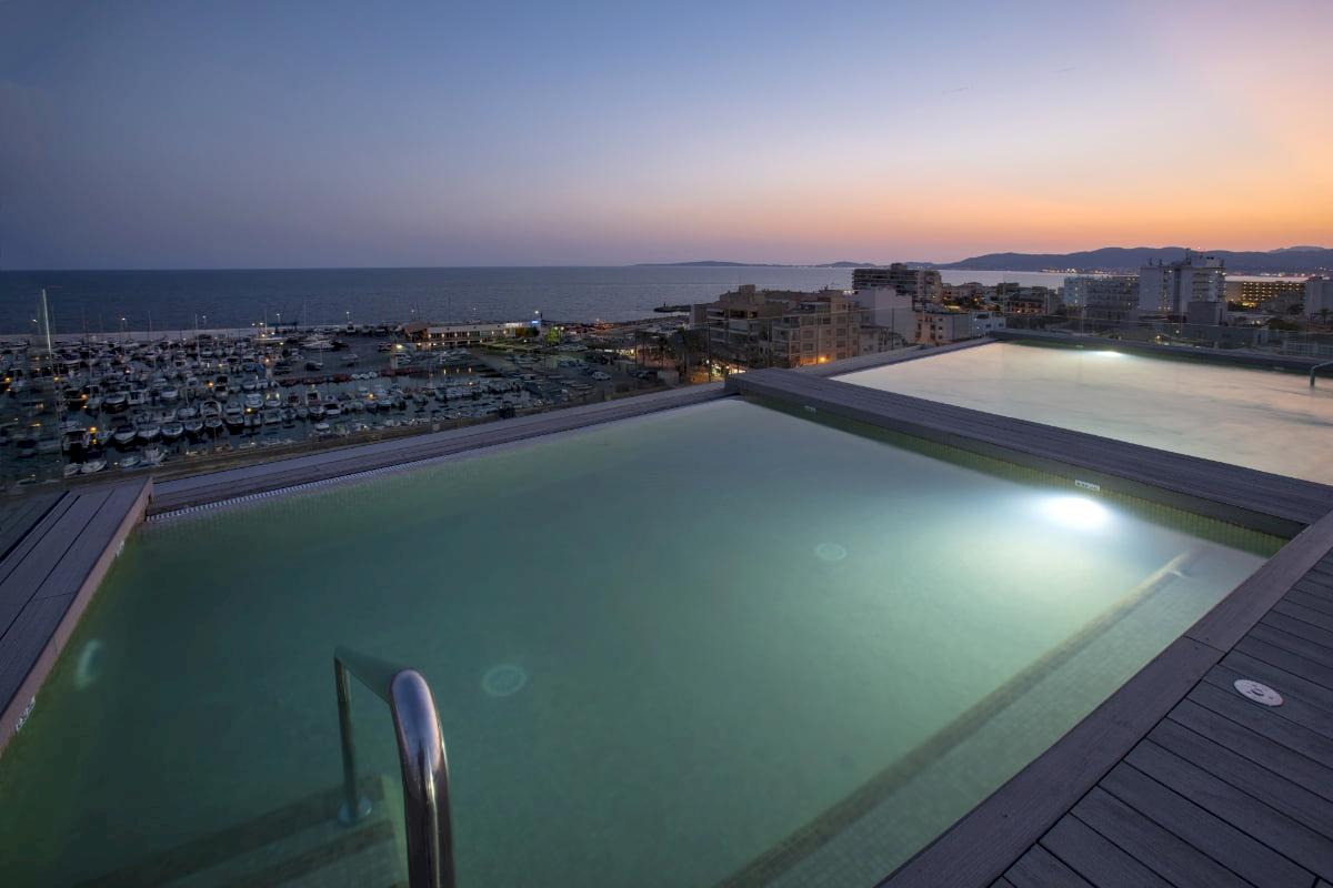 Dachpool des Nautic Hotel & Spa bei Sonnenuntergang mit Blick auf den Hafen und die Stadt